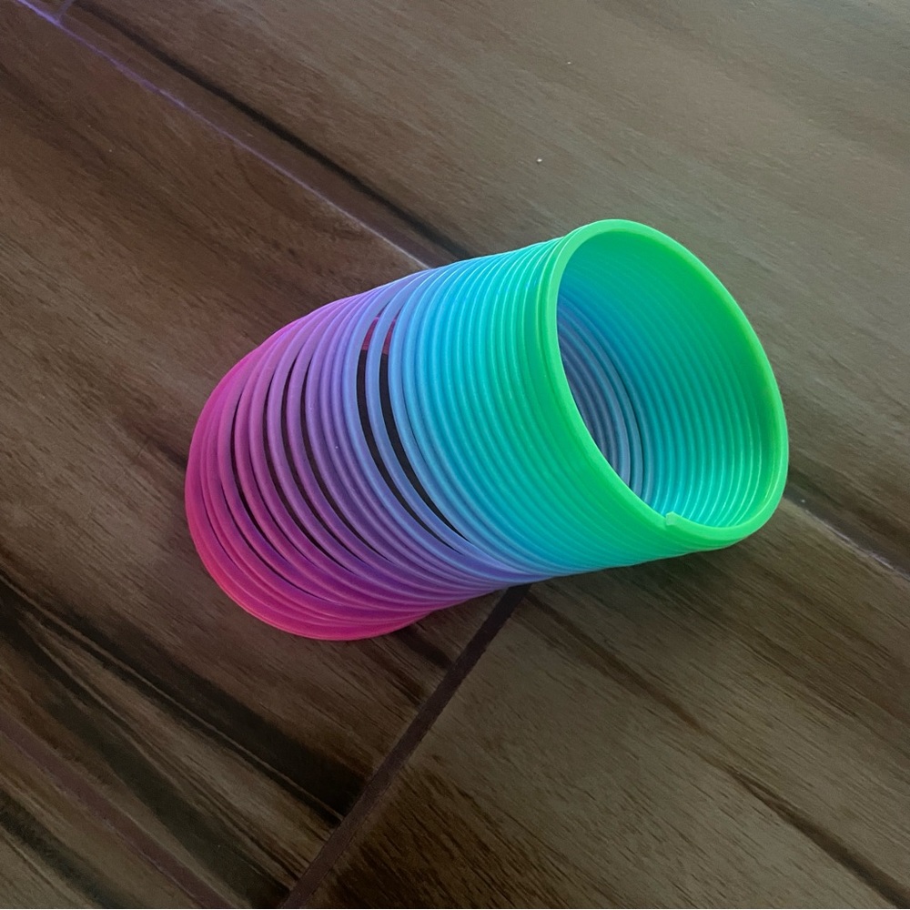 ⭐️ Rainbow plastic slinky